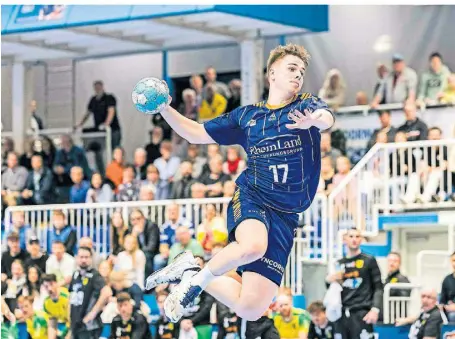  ?? FOTO: HEINZ J. ZAUNBRECHE­R ?? Dormagens Linksaußen Felix Böckenholt im Anflug auf eines seiner insgesamt sieben Tore aus sieben Versuchen bei der Heimnieder­lage gegen den VfL Eintracht Hagen.