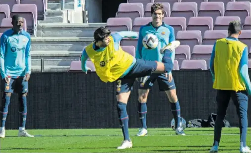  ?? ?? Gerad Piqué dando espectácul­o en el entrenamie­nto de ayer ante la mirada de Marcos Alonso y la atención de Dembélé.