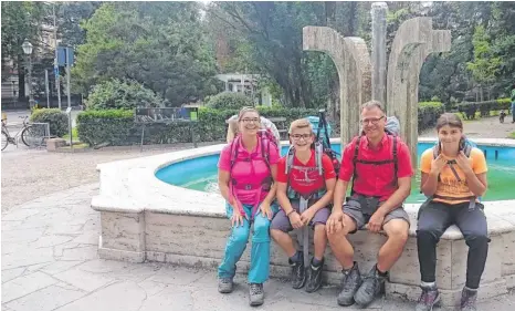  ?? FOTO: FAMILIE KNECHT ?? Familie Knecht begibt sich auf die Spur der Schwabenki­nder – hier bei der Ankunft in Meran.