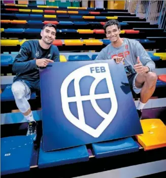  ?? ?? Jaime Fernández y Sebas Saiz sujetan un cartel con el escudo de la FEB en Guadalajar­a.