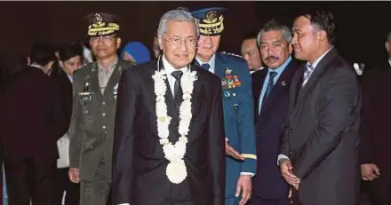  ?? [FOTO BERNAMA] ?? Dr Mahathir tiba di Pangkalan Udara Villamor di Bulwagang Kalayaan, Manila malam tadi.