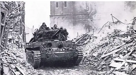  ?? FOTO: LANDKREIS KLEVE/BOSS-DRUCK UND VERLAG ?? 28. Februar 1945: Panzer rollen durch das zerstörte Uedem. Das Foto stammt aus dem vom Landkreis Kleve herausgege­benen Buch „Niederrhei­nisches Land im Krieg“.