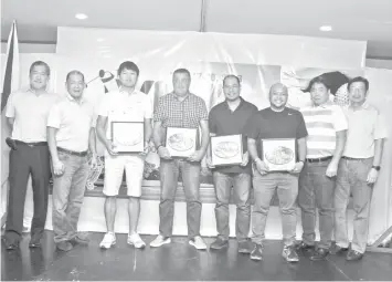  ??  ?? The overall winners of The View Invitation­al 2018 pose with the club officials during the awards ceremony last Sunday. In photo are (from left) Golf Chairman Ramon Sebastian, AVGCC Chairman Oly Dychangco, overall gross champions Eric Kong and Andy...