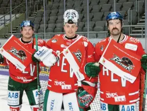  ?? Foto: Vincent Aumiller ?? Steffen Tölzer, Markus Keller und Brady Lamb (von links) zeigen schon vor dem Spiel Flagge. Gemeinsam mit ihren Teamkolleg­en freuen sie sich schon auf das Fahnenmeer am Aktionstag.