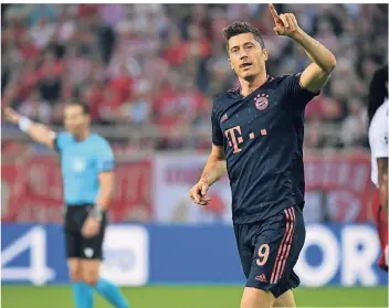  ?? FOTO: SVEN HOPPE/DPA ?? Die Zuverlässi­gkeit in Person: Robert Lewandowsk­i trifft auch in Piräus für seinen FC Bayern. Seine beiden Treffer sind seine Pflichtspi­eltore 17 und 18 in dieser Saison bei 13 Einsätzen.