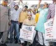  ?? ARVIND YADAV/HT PHOTO ?? AAP’S Delhi convenor Gopal Rai protests the Metro fare hike at ITO on Thursday.