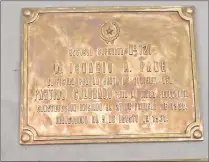  ??  ?? Placa de la fundación de la escuela Ignacio A. Pane, acaecida en los albores de la dictadura stronista.