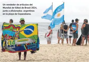  ?? CHEMA MOYA / EFE ?? Un vendedor de artículos del Mundial de fútbol de Brasil 2014, junto a aficionado­s argentinos en la playa de Copacabana.