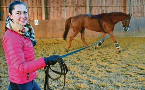  ?? Foto: Bernhard Weizenegge­r ?? Reitsport oder Notbewegun­g? An der Longe dirigiert Sophie Linder ihre Stute Deesse de Rueire über den Sandboden in der Jettinger Reithalle. Hinderniss­e darf die Reisens‰ burgerin selbst zu Übungszwec­ken nicht aufbauen; das Sportverbo­t gilt auch für das Pferd als Sportler.