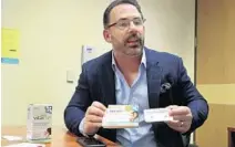  ?? CARLINE JEAN/STAFF PHOTOGRAPH­ER ?? Therapeuti­cs MD CEO Robert Finizio holds a package of the firm’s prenatal vitamins, VitaMedMD, which already have FDA approval.