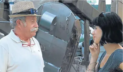  ?? MARC TORRELL. ?? El pescador y patrón José Antonio Caparrós con su hija Cristina en el muelle de la Barcelonet­a