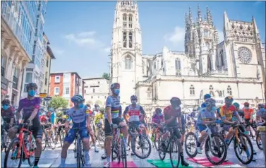  ??  ?? El pelotón de la Vuelta a Burgos de 2020, frente a la Catedral de la capital burgalesa.