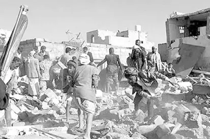  ??  ?? Al menos 150 rebeldes yemenitas murieron por una serie de bombardeos realizados hoy por la coalición árabe, al mando de Arabia Sudita, en la occidental ciudad yemenita de Hodeidah, en el mar Rojo.