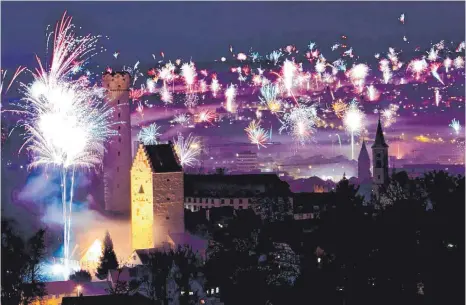  ?? FOTO: ELKE OBSER ?? Schön anzusehen, aber gerade für die eng stehenden Fachwerkhä­user in der Altstadt nicht ungefährli­ch: Feuerwerk in Ravensburg.