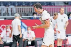  ?? FOTO: PFÖRTNER/DPA ?? Die deutschen Handballer schieden in Tokio im Viertelfin­ale aus. Vor allem Kapitän Uwe Gensheimer war schwach und unzufriede­n mit sich.