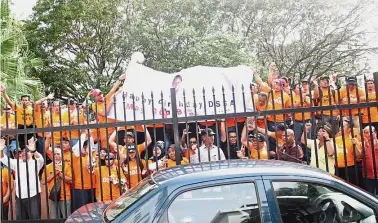  ??  ?? Wellwisher­s: Warisan supporters gathering outside the court complex in Kota Kinabalu.