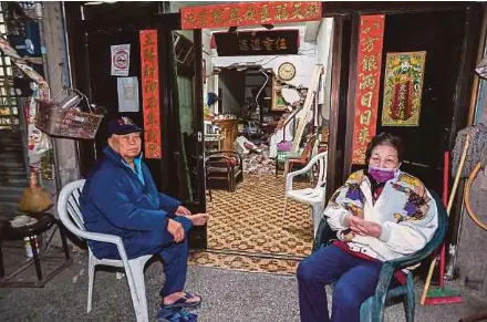  ?? AFP PIC ?? Residents sitting outside their home which was damaged during an earthquake in Tainan yesterday.