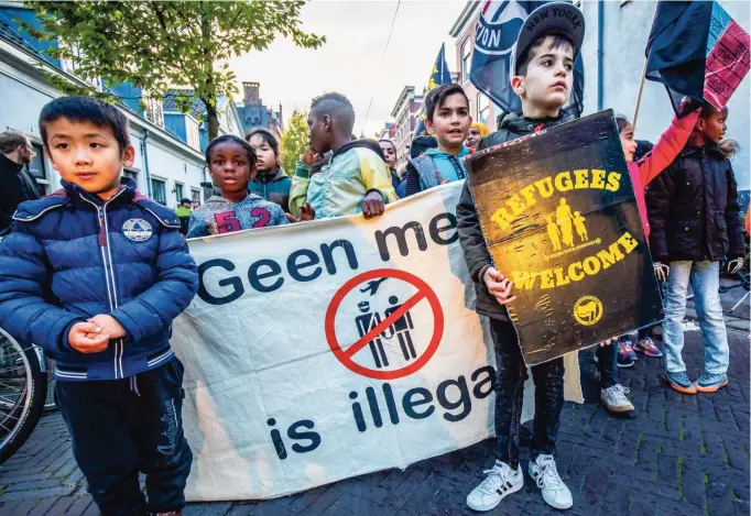  ??  ?? Kinderen uit een AZC lopen mee in een demonstrat­ie van Antifascis­tische Actie (AFA), tegen het asielbelei­d, zaterdag in het centrum van Den Haag. Aanleiding is de discussie over het kinderpard­on.