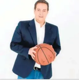  ??  ?? El periodista Antoni Daimiel es la voz de la NBA en Movistar+.