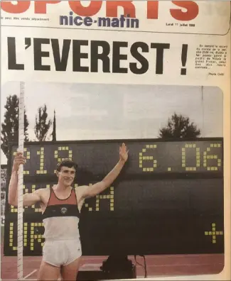  ?? (Photos doc N-M/R.G. et AFP) ?? En , Sergeï Bubka franchit m et bat le record du monde du saut à la perche. L’exploit fait la Une de Nice-matin qui titre “L’everest !”.