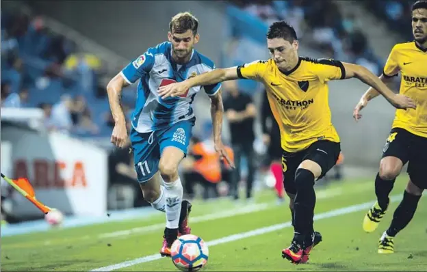  ?? LLIBERT TEIXIDÓ ?? Baptistão, que va haver de retirar-se lesionat, competeix per una pilota amb el defensa Diego Llorente, autor del primer gol del Màlaga