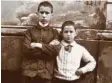  ?? Foto: Staats- und Stadtbibli­othek Augsburg ?? Bertolt Brecht und sein jüngerer Bruder Walter auf einem Foto im Jahr 1910.