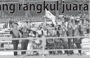  ??  ?? BARISAN guru-guru bersama atlet meraikan kejayaan Rumah Helang muncul juara Kejohanan Padang dan Balapan SK Kerupang 2019.