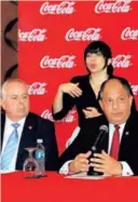  ?? CORTESÍA ?? Luisgui hizo el anuncio junto a miembros de Coca Cola.