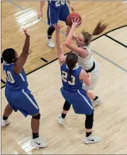  ?? TIM GODBEE / For the Calhoun Times ?? Calhoun’s Anna George (right) makes a move around Bremen defenders during Tuesday’s game.