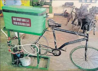  ?? HT PHOTOS ?? ■
A compressor has been attached to the pedals of the bicycle which completes process of cooling much faster by using zeolites.