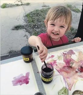  ?? NANCY CHURNIN DALLAS MORNING NEWS/TNS ?? Kara Wigzell, 2, paints with natural dyes at The MAC POP Garden open house. The MAC is working with Promise of Peace, an organizati­on that builds gardens in vacant places, and Tierra Firme, an arts collaborat­ive, to create a garden that will produce...