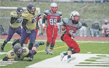  ?? BOB TYMCZYSZYN THE ST. CATHARINES STANDARD ?? Governor Simcoe Redcoats Andrew Scott (6) runs the ball against the Thorold Eagles in the Tier 2 senior high school football championsh­ip played at Sir Winston Churchill Secondary School Thursday in St. Catharines.