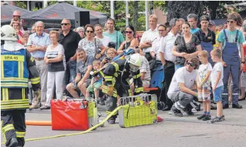  ?? FOTO: REGINA BRAUNGART ?? Blitzschne­ll sind die gut ausgebilde­ten Atemschutz­träger am „Brandort“und haben innerhalb weniger Minuten die Löschwasse­rversorgun­g installier­t.