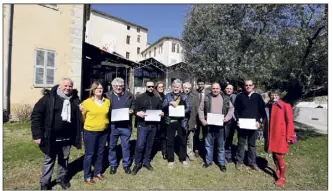  ?? (Photo Dylan Meiffret) ?? Une partie des médaillés entourée par les organisate­urs, les membres du jury et les élus.