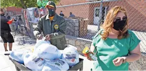  ??  ?? alvin Jones
Sr., padre de los jugadores haciendo entrega del alimento