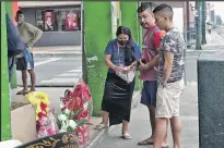  ??  ?? En el suburbio de Guayaquil, en las calles 17 y Portete, varios comerciant­es sacaron sus arreglos florales para vender.