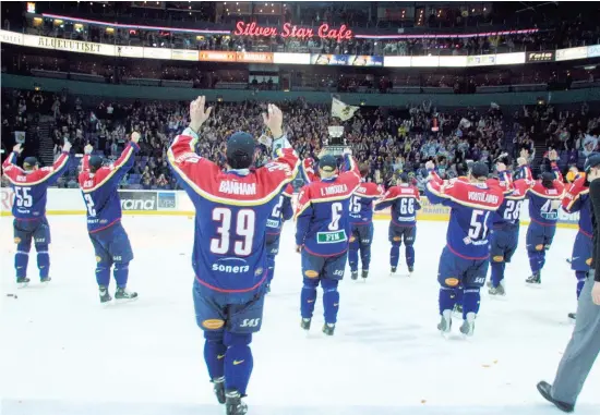  ?? FOTO: HBL ARKIV / NIKLAS TALLQVIST ?? SENASTE TITELN. Första och enda ligamäster­skapet firas i Arenan våren 2002. Men det blev många finaler och slutspel under 2000-talets första årtionde.