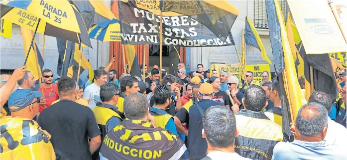  ?? Na ?? Los taxistas marcharon ayer hasta la Legislatur­a en respaldo de la ley que se iba a aprobar