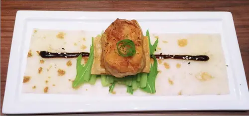  ?? PHOTOS BY MIKE PETERS / CHINA DAILY ?? A seared king oyster mushroom is meaty without pretending to be meat in this spring pancake.