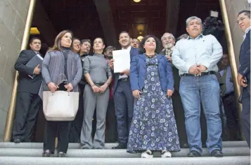  ??  ?? Martí Batres, César Cravioto y Clara Brugada, así como diputados locales y ex diputados constituye­ntes acudieron a las instalacio­nes de la SCJN para hacer entrega del documento con sus acusacione­s.