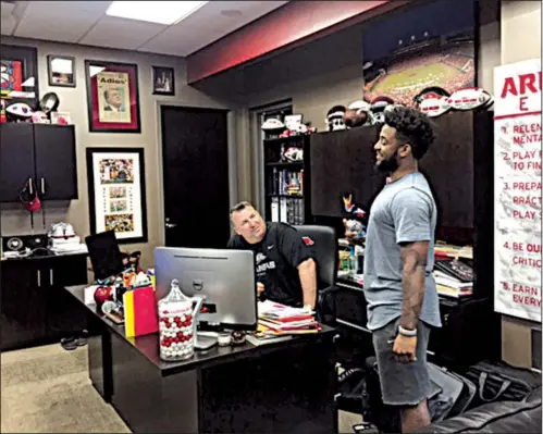  ?? Arkansas Democrat-Gazette/RICHARD DAVENPORT ?? Arkansas Coach Bret Bielema talks with Jared Cornelius after the senior wide receiver dropped by his office last Wednesday. Cornelius was one of several players given the opportunit­y to choose a meal at the team’s training table and was discussing his...