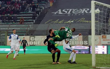  ?? (foto Vision) ?? Al Penzo Il gol di Falzerano per il momentaneo 1-2 e sotto due fasi di gioco tra Venezia e Novara