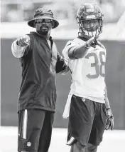  ?? Brett Coomer / Staff photograph­er ?? The work Texans rookie safety Justin Reid, right, has put in with secondary coach Anthony Midget and other members of the coaching staff is starting to pay off.
