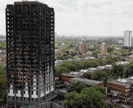  ?? FRANK AUGSTEIN/AP ?? Perigo. Edifício destruído após devastador incêndio; revestimen­to que propagou fogo foi utilizado em outras cinco torres