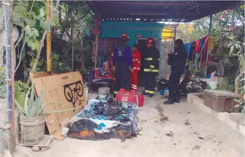  ?? FOTO: HERNÁN ALFARO ?? Paramédico­s y bomberos atienden la emergencia.