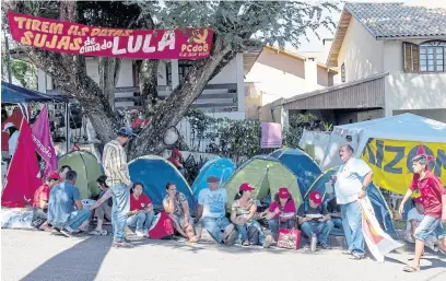  ?? H. Milleo/dpa ?? Seguidores de Lula, ayer, en el campamento cerca de la sede policial en la que está detenido