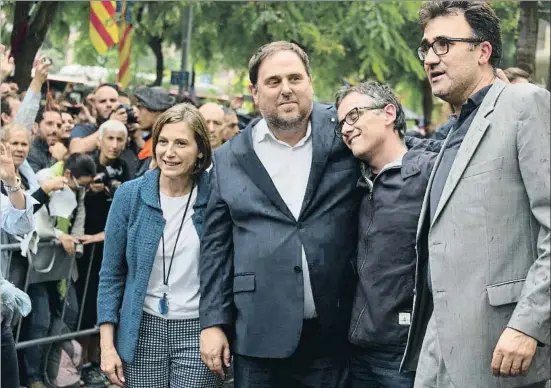  ?? ANA JIMÉNEZ ?? Carme Forcadell y Oriol Junqueras arropan a Josep Maria Jové y a Lluís Salvadó después de ser puestos en libertad tras ser detenidos el 20-S