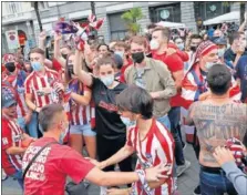  ??  ?? La afición del Atlético celebra el título.