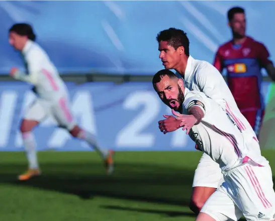  ?? AP ?? Benzema celebra con rabia el primero de los dos tantos que le marcó al Elche en Valdebebas