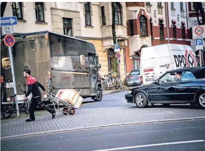  ?? RP-FOTO: ANDREAS ENDERMANN ?? Transporte­r und Paketdiens­te verstopfen die Innenstädt­e. Die Kunden wollen schnell beliefert werden.